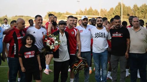 Gaziantep FK'lı taraftarlardan Radoi ve Maxim'e çiçek